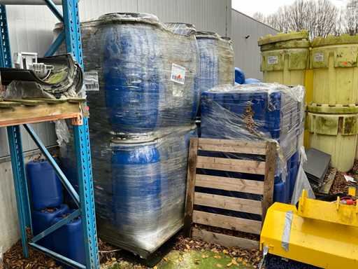 Diverse butoaie și sticle de apă