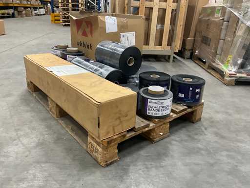 Palet cu diverse materiale pentru acoperișuri