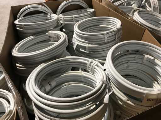 Lot de matériel d’installation d’une valeur de 30 000 EUR. 7 palettes. 