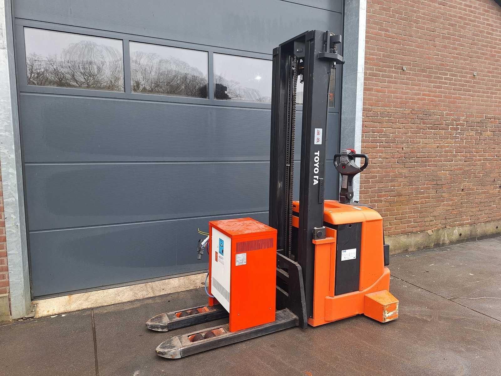 Toyota – 7 SLL 16 – 5.7M Triplex, Free-Lift – Stacker