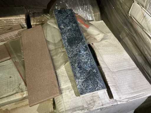 Lotto di varie piastrelle, battiscopa e accessori igienici (17x pallet)