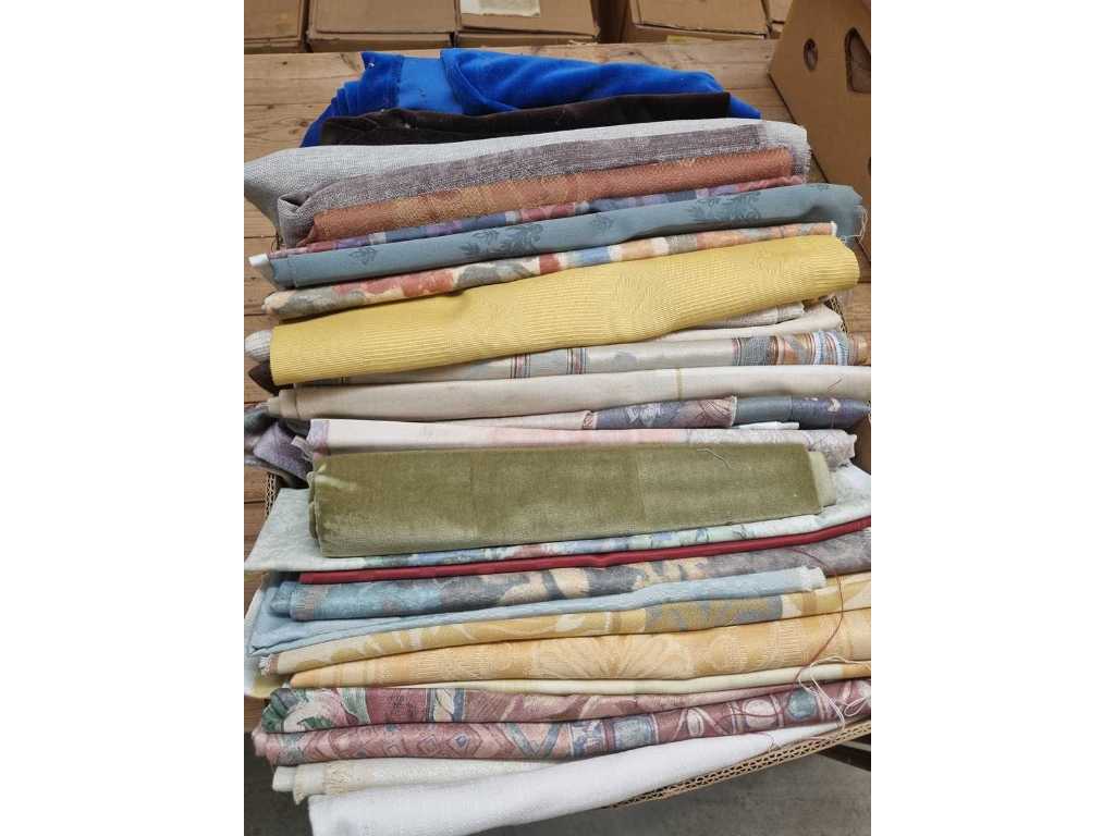 Box of approximately 30 pieces of rag coupons 140-150cm width in various lengths 50-150cm 