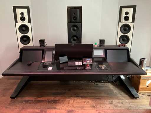 Table de studio avec équipement audio