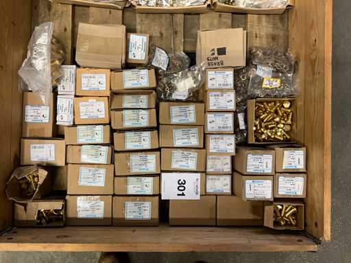 Brązowe nakrętki i