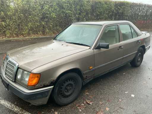 Mercdes-Benz 250D voiture classique 1987