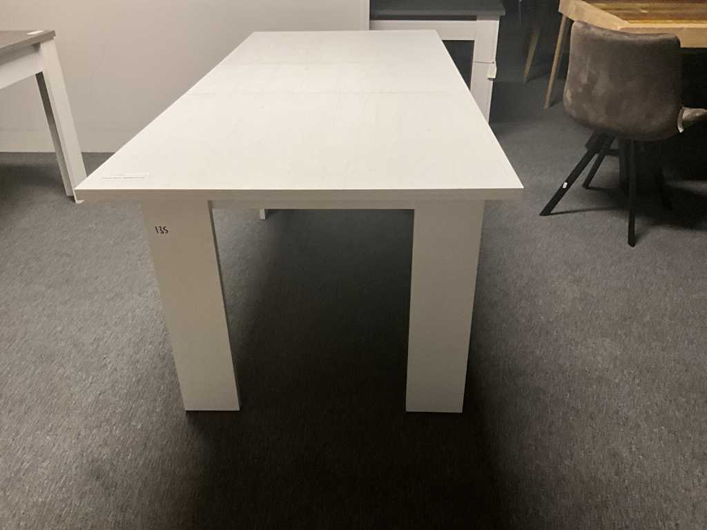 Extendable dining room table