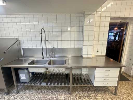 Aan- en afvoertafel met spoelbak