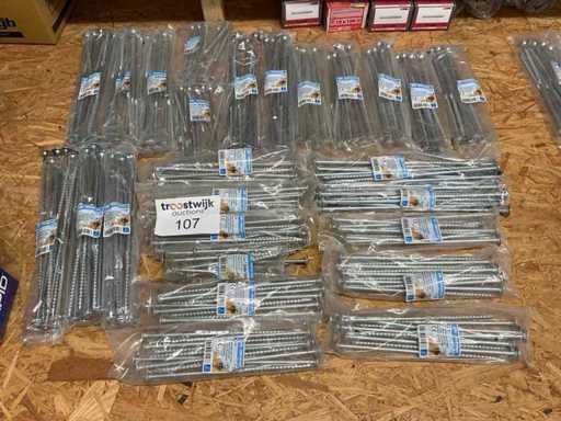 26 Säcke lange Holzschrauben