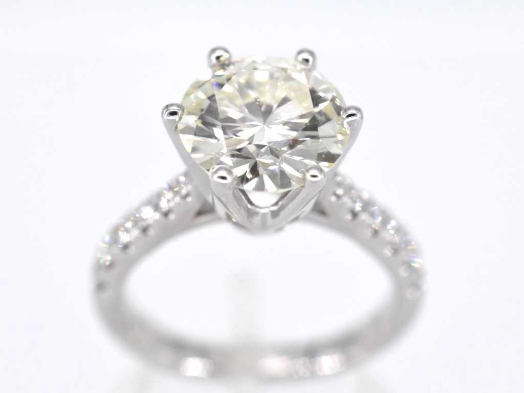 White gold ring with a diamond of 3.30 carats