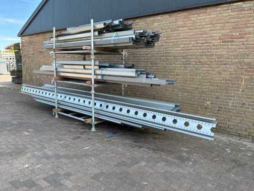 Série de têtes de plancher et poutres intermédiaires
