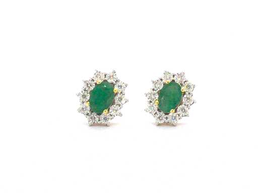 Boucles d’oreilles en or avec une émeraude ovale verte et diamants naturels