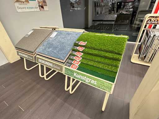 Stahldisplay mit Musterteppich (26x)