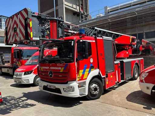 19 Fire trucks, trailer, container and pressure relief fans Tempest