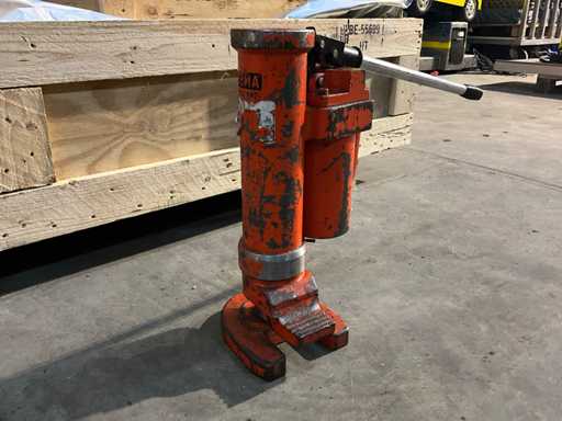 Rema Manual Hydraulic Machine Jack