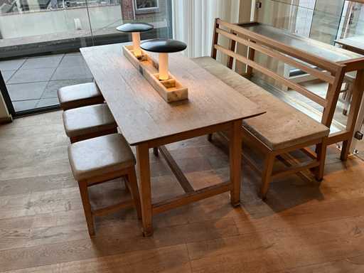 Hutten - Restauranttafel met bank en 3 krukken