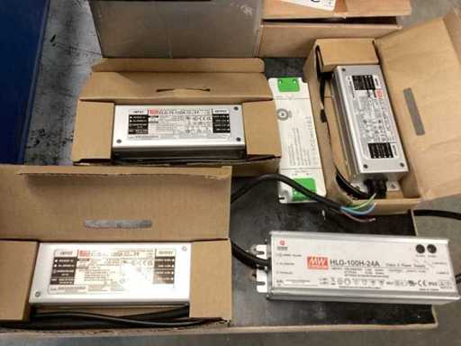 Mélange de restes de bandes LED, de transformateurs, de petites pièces
