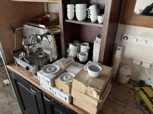 Lotto di tazze e piattini