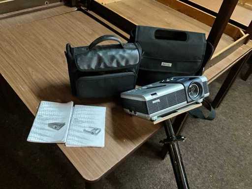 Benq PB 8263 Beamer su treppiede