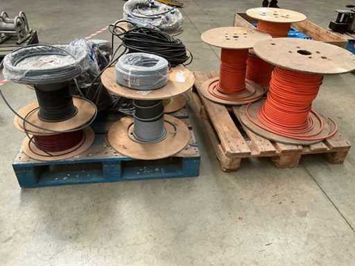 Un lot mare de cabluri pe role