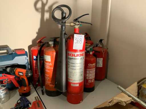 Various fire extinguishers (10x)