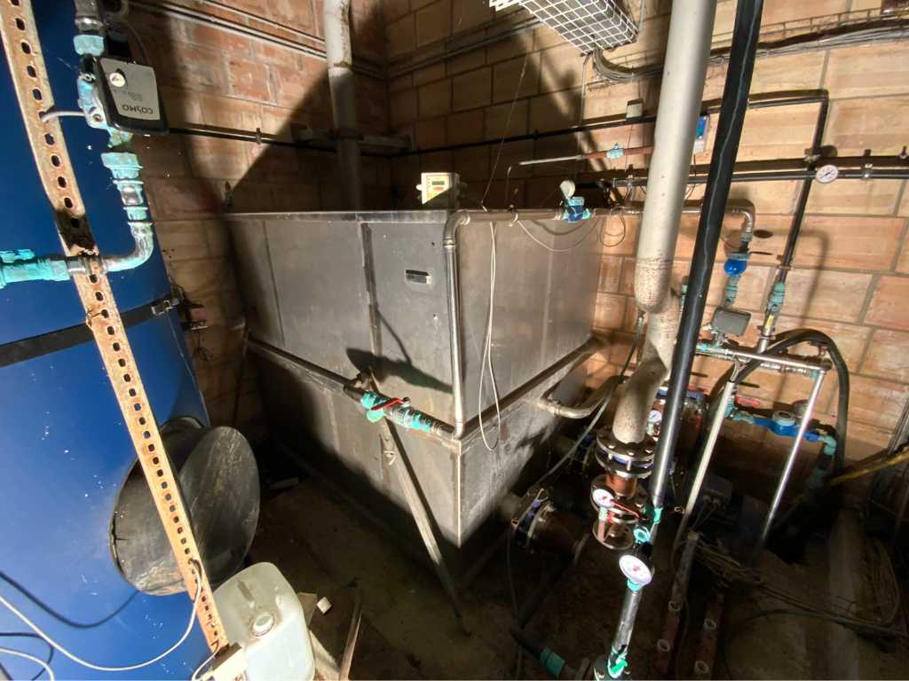 Water tank with pumps