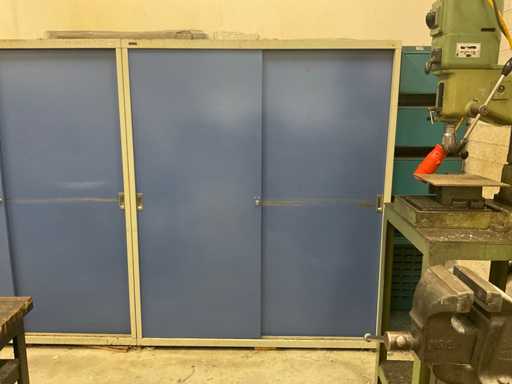 Stumpf Metall Schiebetürschrank mit Inhalt