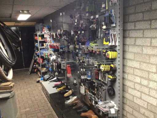 Lotto di pezzi di bicicletta su un portablocchi a muro