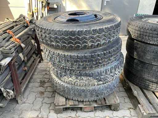 Pneus avec jantes pour Steyr 680