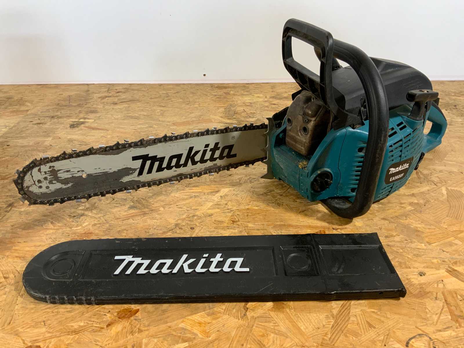 Makita chainsaw clearance ea5600f