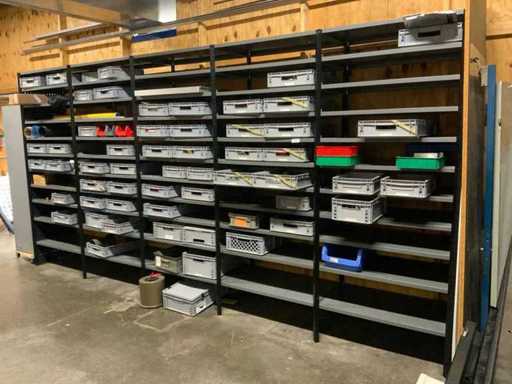 Lagerregale mit Metallgütern