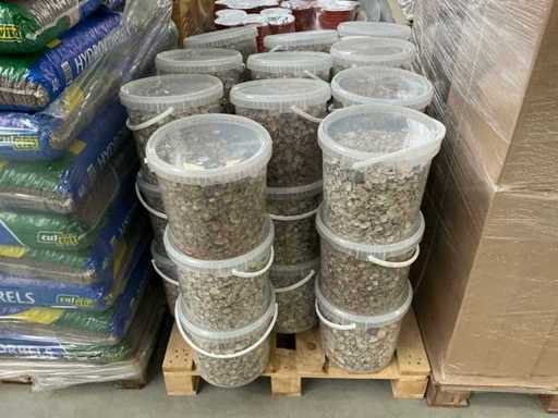 Partij schelpen in emmers met deksel (33x)