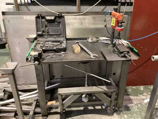 Werkbank met boor en bankschroef