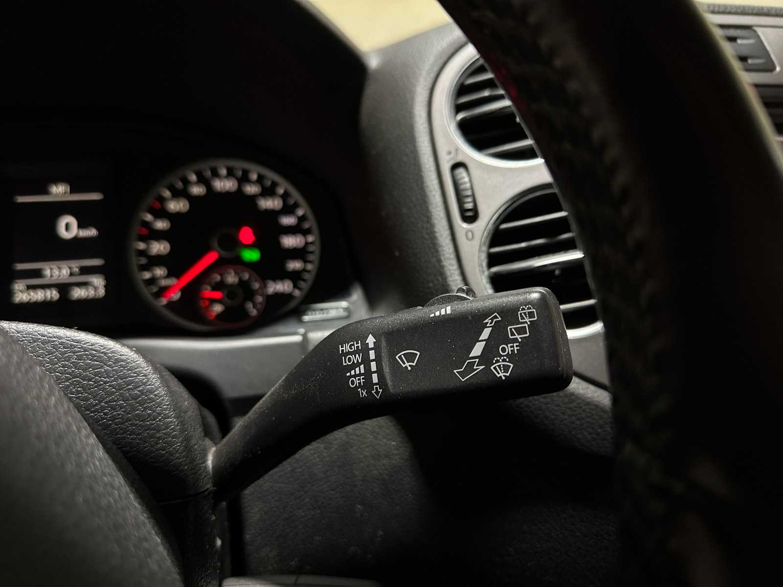 Volkswagen Tiguan 2.0 TDI Sport&&Style 4Motion 140pk 2011 (Origineel-NL), 74-PNH-9