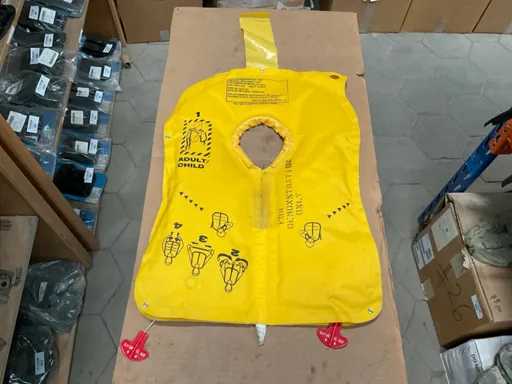 Life preserver vest (3x)