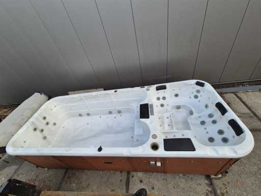 Jacuzzi dublu pentru 15 persoane și spa în aer liber