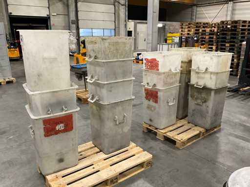 Plastic Waste Bins & Trash Cans (16x)