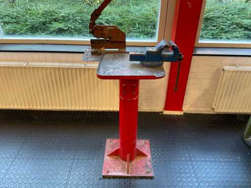Arbeitsplatz mit Hebelscherung und Schraubstock
