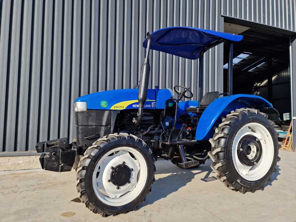 Trattore NEW HOLLAND SNH 704 a 4 ruote motrici 2014