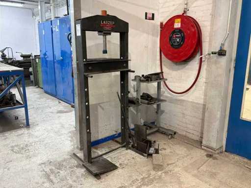 Larzep E015.24 Garage Press