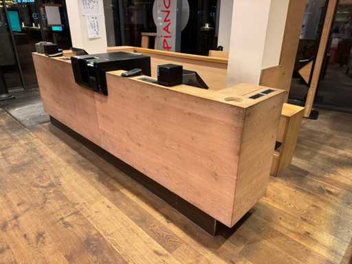 Welkomstbalie met apparatuur en gasten oproep systeem