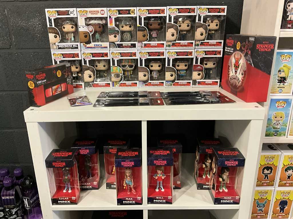 22x STRANGER THINGS Collectible Figure + 40x miscellaneous