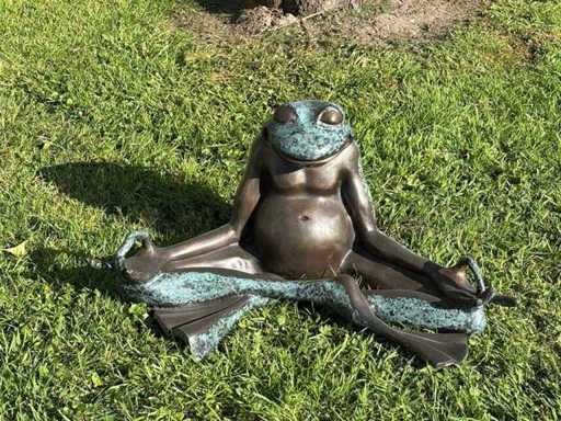 Skulptur meditierender Frosch