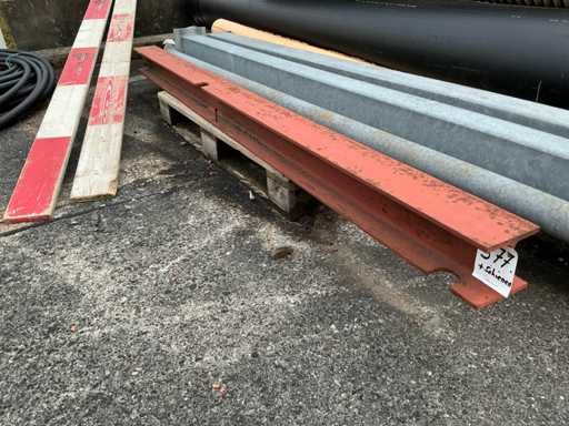 Du?o belek dwuteowych i torów kolejowych