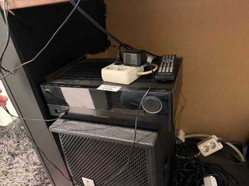 Audioset mit Alt-Mixer, Harman/Kardon-Verstärker, Lautsprecher und Shure SM58