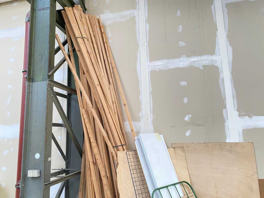 Stapel von Holzlatten bis zu 400 cm