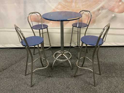 Stehtisch mit Hockern