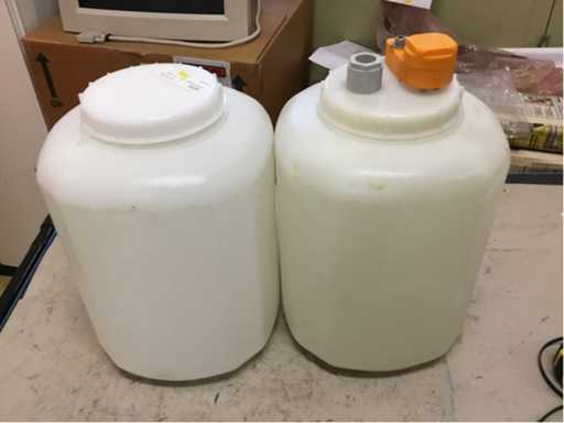 Wide-neck plastic containers