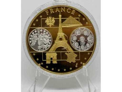 Médaille commémorative en cuivre plaqué or et argent – modèles européens français, diamètre de 40 mm.