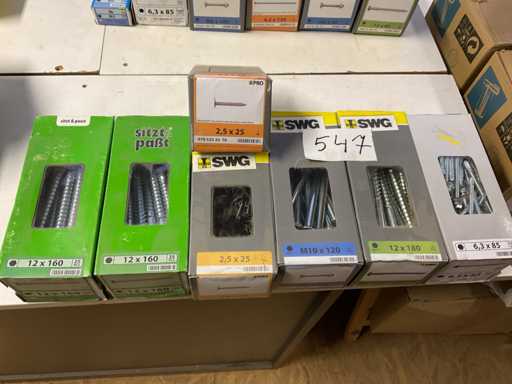 7 Kisten mit Schrauben, Schrauben und Nägeln