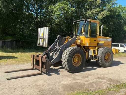 1999 Volvo L70C Wheel loader with rubble bucket and carriage